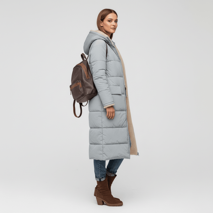 Warme en trendy lange damesjas, doorgestikt design. Ideaal voor winterse buitenactiviteiten en mode.