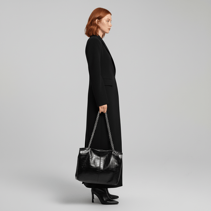 Chique robijnrode lange jas voor dames, getailleerd en stijlvol, perfect voor elegante bovenkleding.