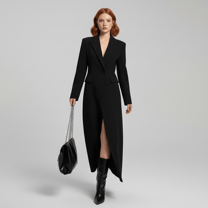 Elegante robijnrode dames mantel, getailleerd en minimalistisch, ideaal voor een zakelijke of chique look.
