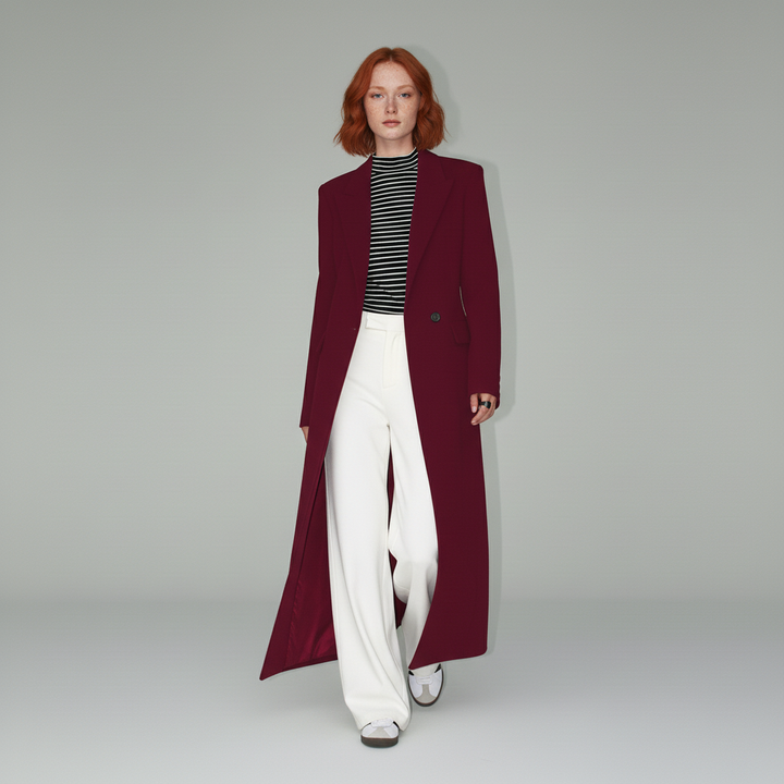 Zakelijke robijnrode lange dames mantel, getailleerd model, voor een elegante en professionele uitstraling.