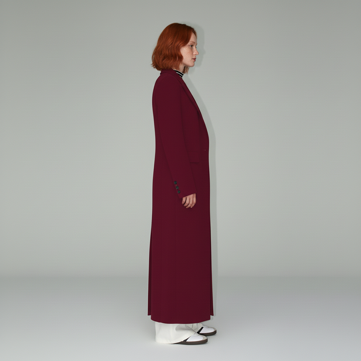 Lange getailleerde dames mantel in robijnrood, veelzijdige bovenkleding voor een chique en elegante stijl.