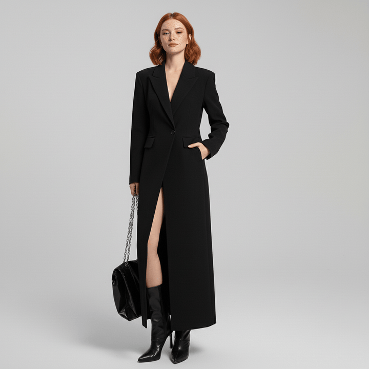 Veelzijdige robijnrode dames mantel, lange getailleerde pasvorm, geschikt voor avondkleding en chique gelegenheden.