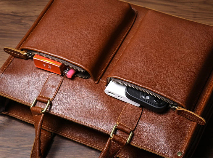 Functionele bruine leren kantoortas met laptopvak. Biedt organisatie en professionele stijl.