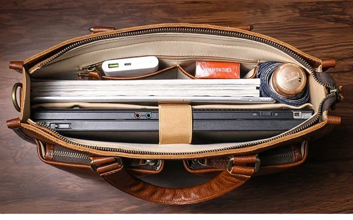Duurzame leren reistas/laptoptas. Een veelzijdige unisex schoudertas voor professionals.
