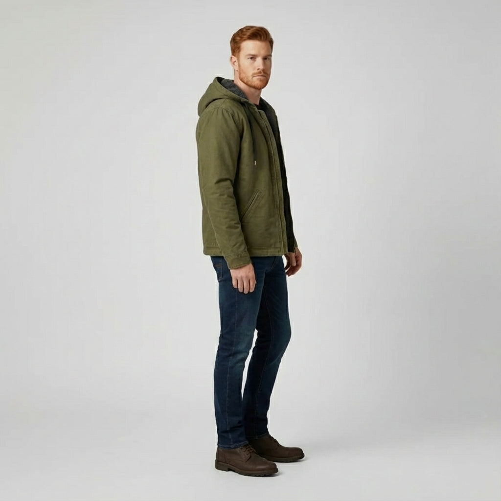 Sportieve heren hoodie als comfortabel vest, gedragen tijdens vrijetijd, perfect voor laagjes.
