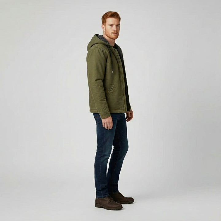 Sportieve heren hoodie als comfortabel vest, gedragen tijdens vrijetijd, perfect voor laagjes.