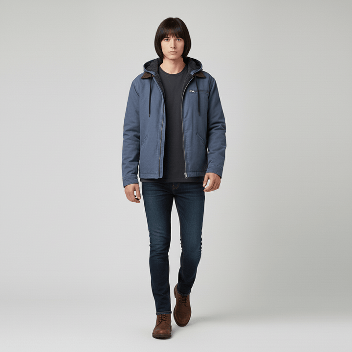 Zijaanzicht van een stijlvol heren vest met capuchon, comfortabel en modern voor elke dag.