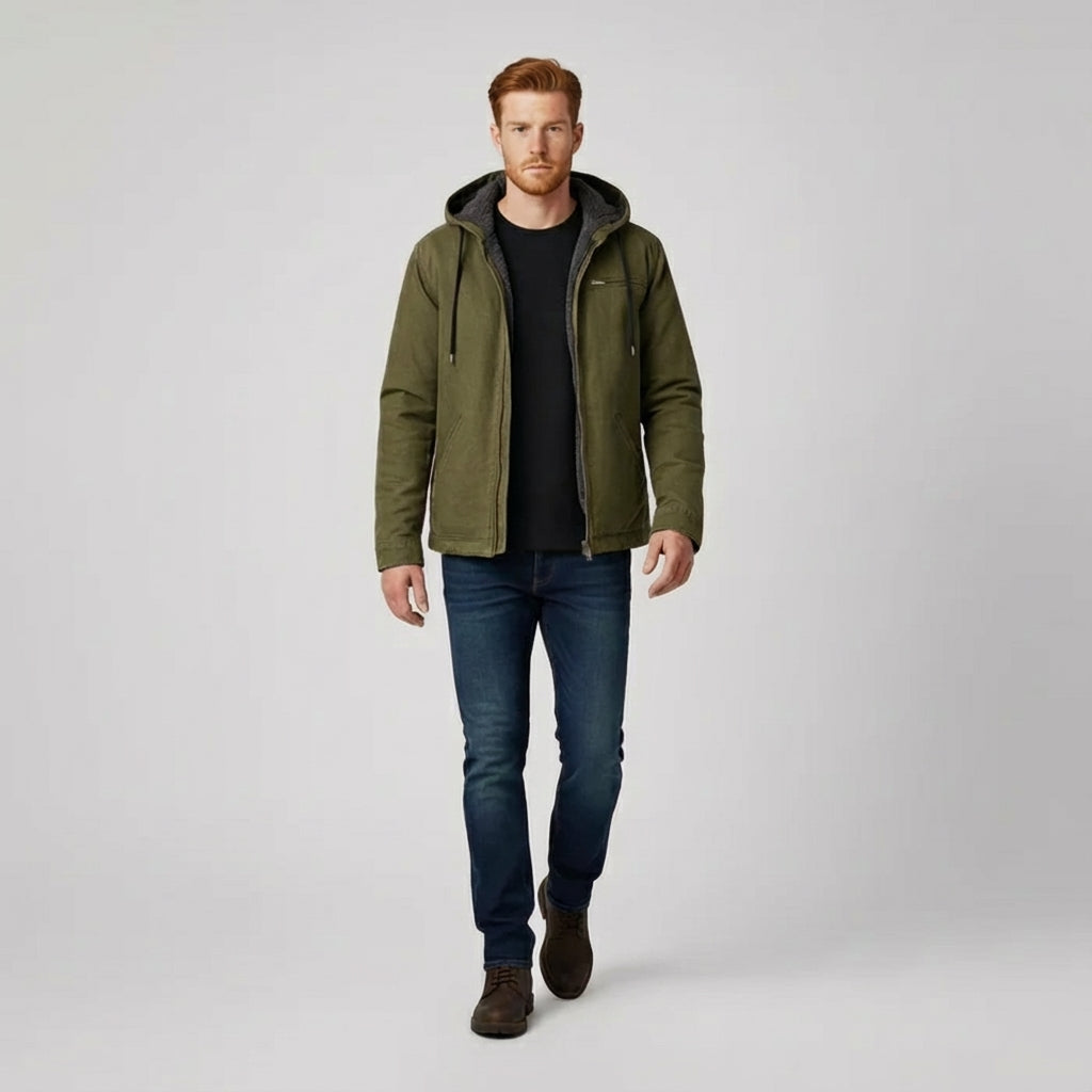 Man draagt Luke heren casual hoodie in een ontspannen setting, ideaal voor een moderne laagjes look.