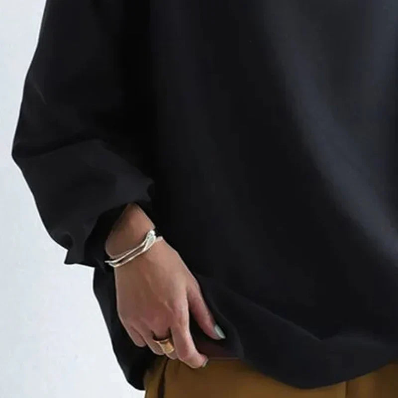 Comfortabele zwarte coltrui voor dames met een wijde pasvorm en lange mouwen. Perfect voor casual winterlooks.