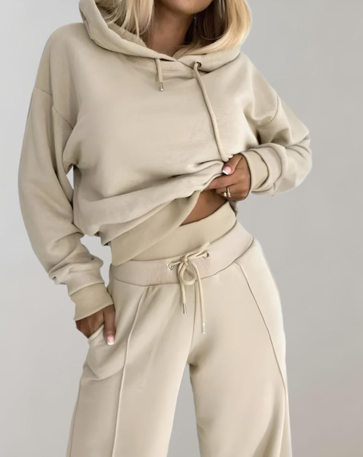 Dames casual Savannah outfit: complete set met hoodie en wijde broek, ideaal voor comfortabel reizen en relaxen.