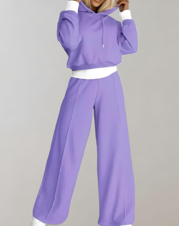 Ontspannen dames tweedelige outfit: comfortabele hoodie en wijde broek voor loungen of casual dagjes uit.