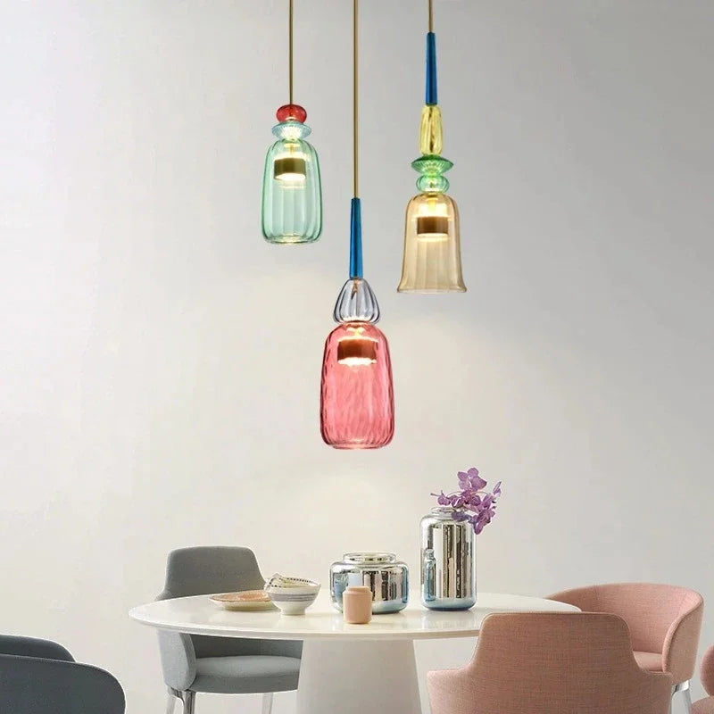 Kleurrijke moderne glazen hanglamp, perfecte decoratie en verlichting voor slaapkamer of eetkamer.
