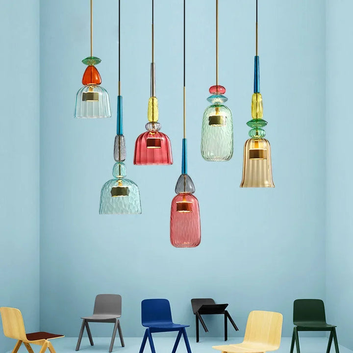 Kleurrijke GlowSphere design hanglamp, verstelbaar, voor een moderne sfeer in elk interieur.