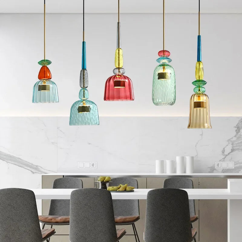 Detailopname van glazen hanglamp, modern design, sfeervolle verlichting voor woonkamer interieur.