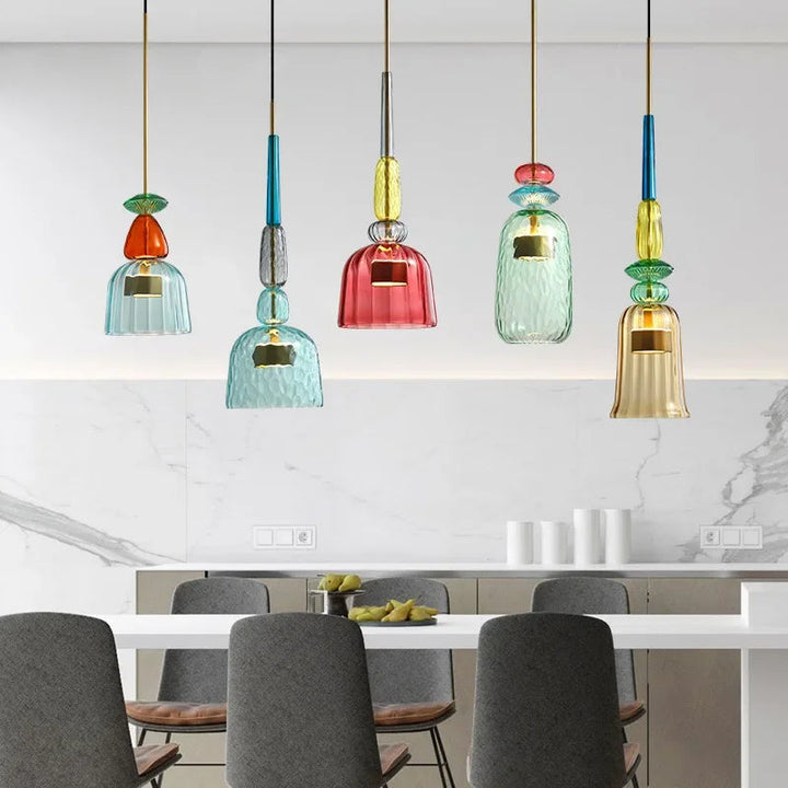 Detailopname van glazen hanglamp, modern design, sfeervolle verlichting voor woonkamer interieur.