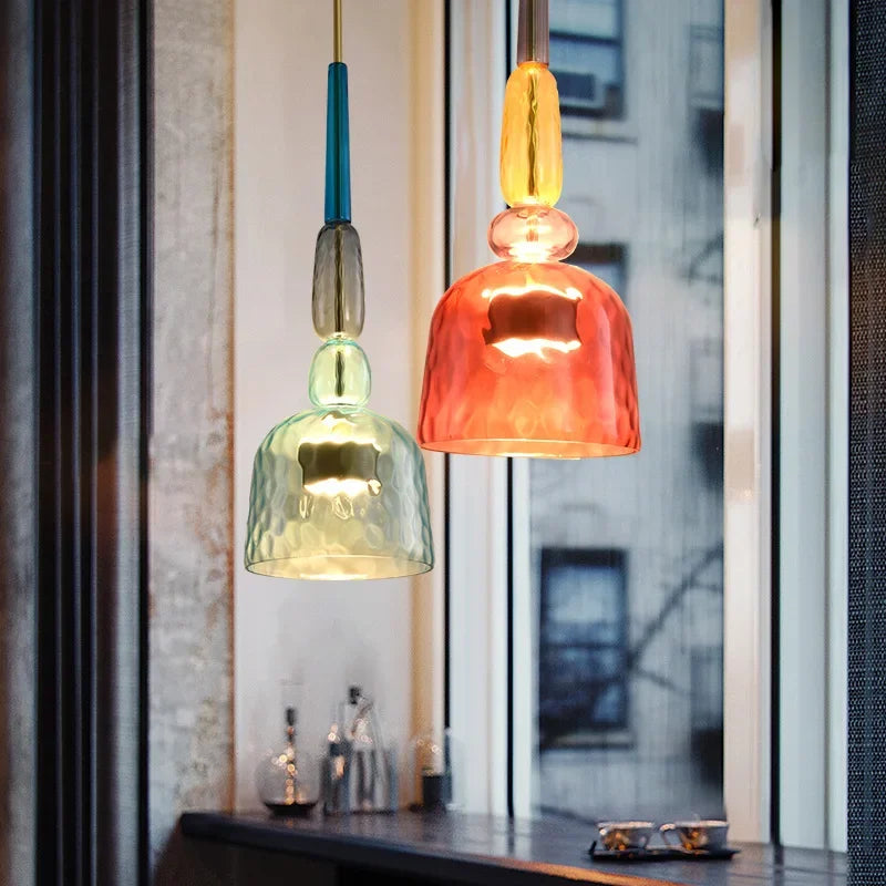 Meerdere moderne glazen hanglampen creëren sfeervolle verlichting boven een eettafel. Stijlvol design.