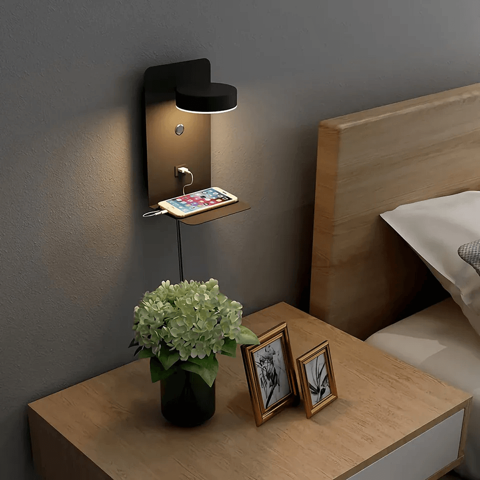 Moderne LED wandlamp met dimbare verlichting en geïntegreerd USB oplaadstation, ideaal voor slaapkamer.