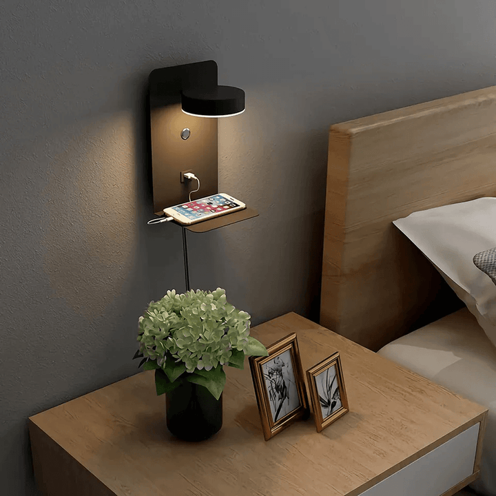 Moderne LED wandlamp met dimbare verlichting en geïntegreerd USB oplaadstation, ideaal voor slaapkamer.