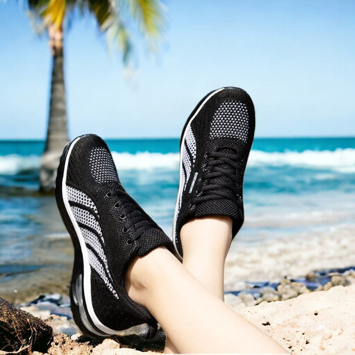 Zijaanzicht van de comfortabele Gina sneaker voor dames, benadrukt de lichtgewicht zool.