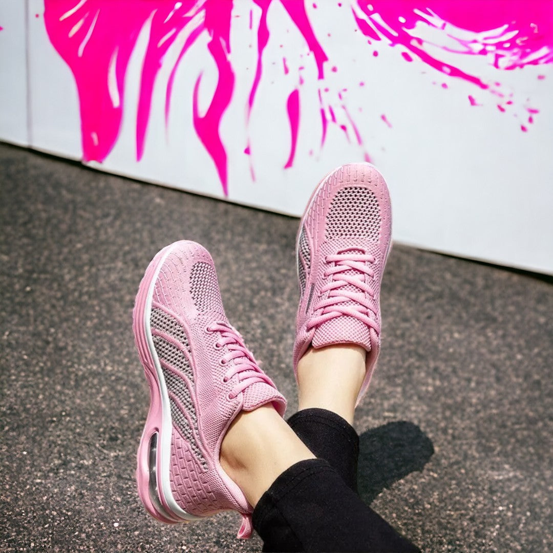 Gina dames sneaker aan de voet, toont de perfecte pasvorm en casual elegantie.