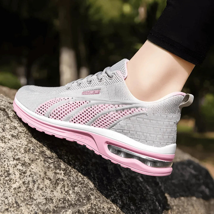 Topaanzicht van de Gina vetersneaker voor dames, klaar voor een actieve dag.