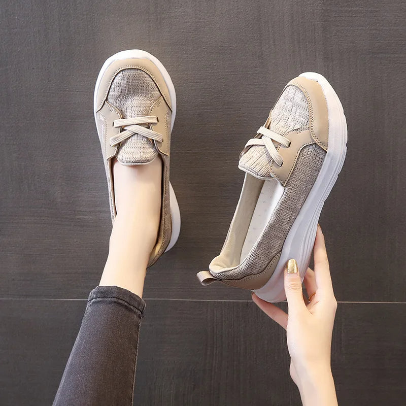 Beige dames slip-on Phoebe sneakers: ademende instappers met antislip zool, ideaal voor dagelijks gebruik.