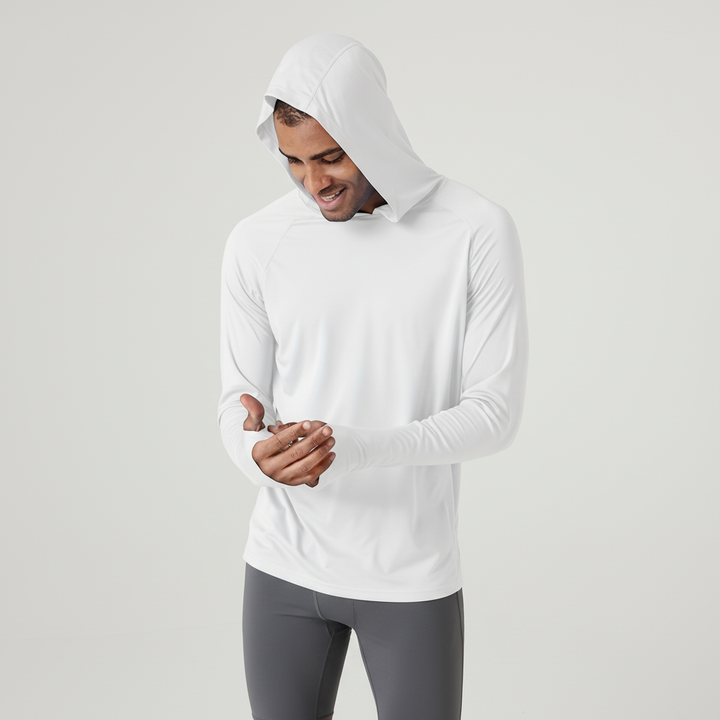 Model draagt een heren SunveilPro UV-hoodie tijdens wandelen, zonwerend en ademend.