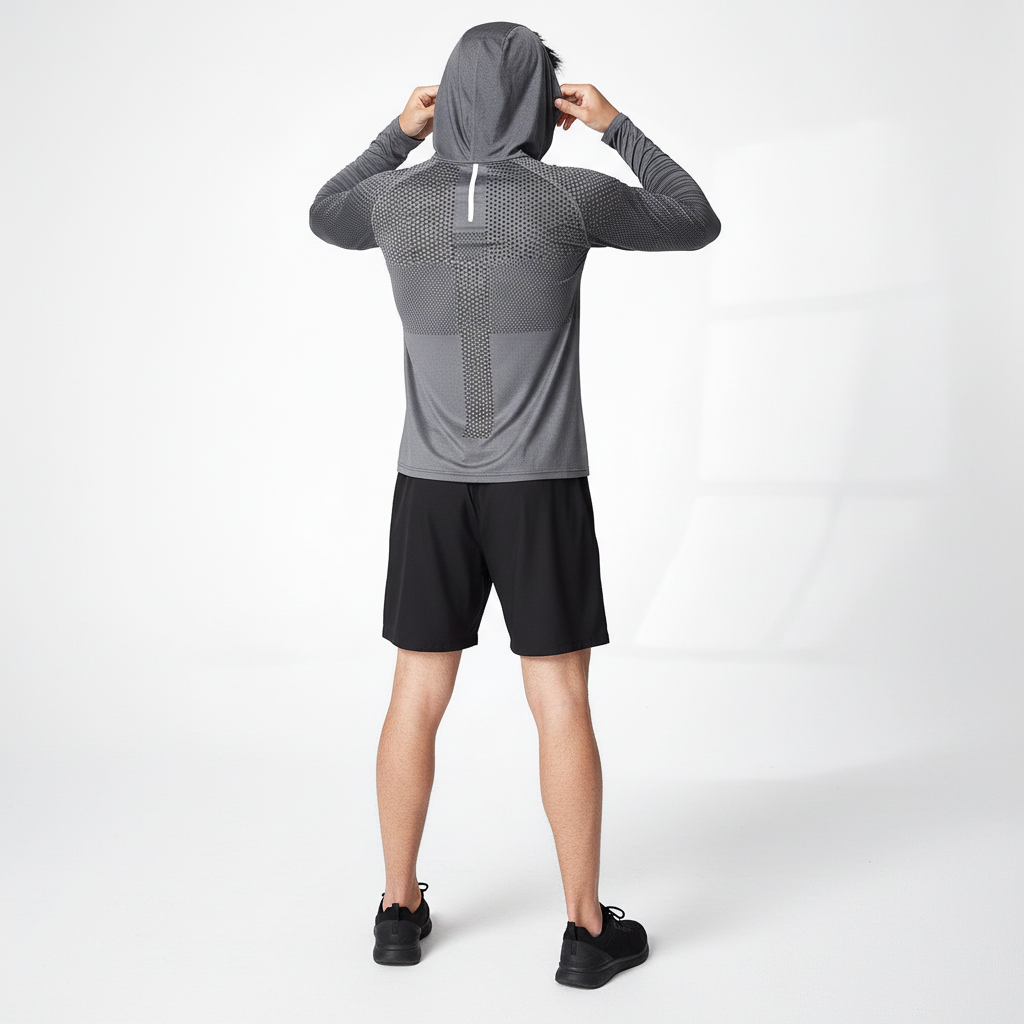 Lichtgewicht heren functioneel shirt met capuchon, ademend en sneldrogend voor intense workouts.