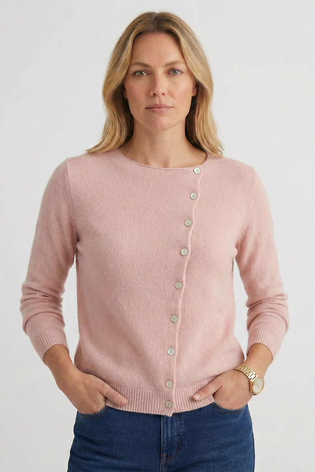 Dames lichtgewicht gebreide top Skye met knopen, lange mouw en ronde hals. Comfortabel en stijlvol voor elke gelegenheid.