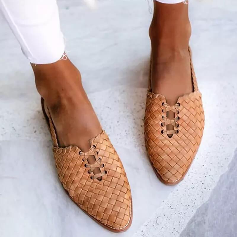 Handgevlochten leren dames slippers Clara, stijlvol en comfortabel voor zomer en vakantie.