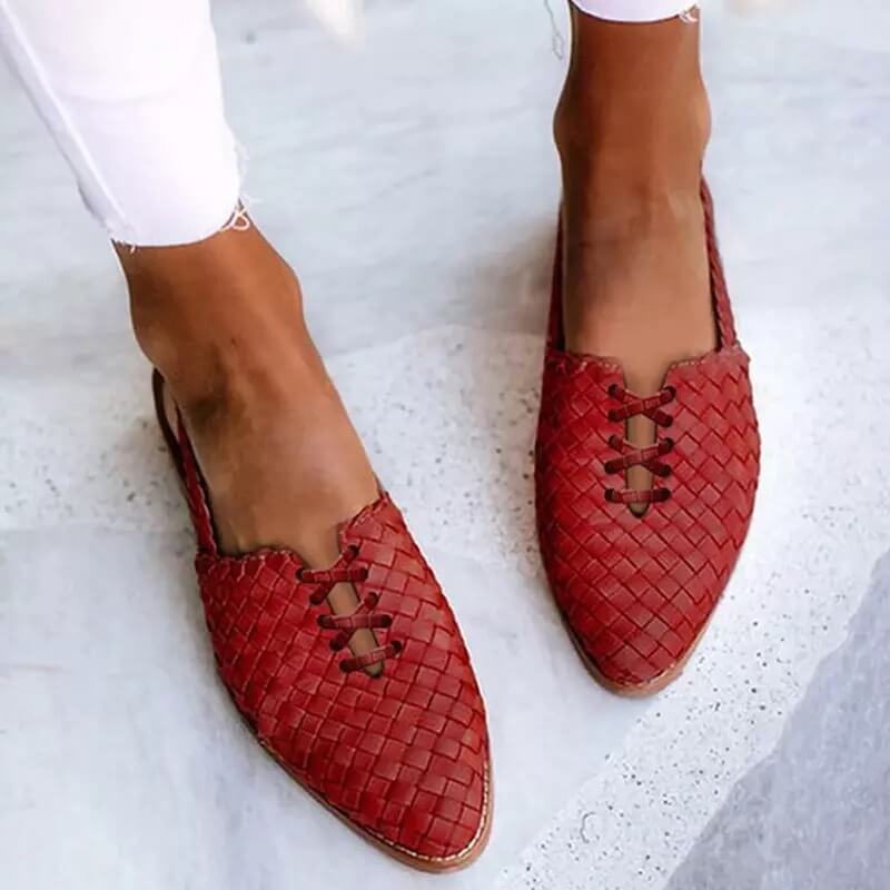 Clara handgevlochten leren slippers voor dames; stijlvol, comfortabel en perfect als strandschoen.