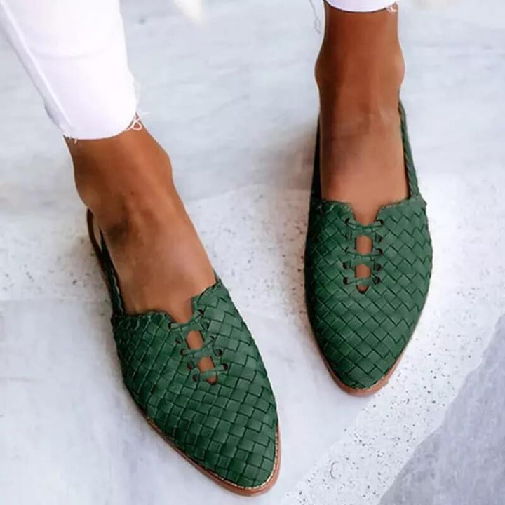 Modieuze handgevlochten dames slippers Clara. Trendy zomerschoenen voor een stijlvolle vakantie.