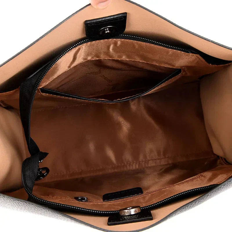 Rode levendige leren schoudertas Mila voor dames, een stijlvolle en ruime mode accessoire van echt leer.