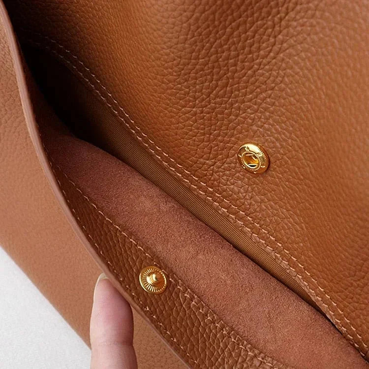 Zwarte elegante leren schoudertas Mila voor dames, perfect als mode accessoire en ruime tas.
