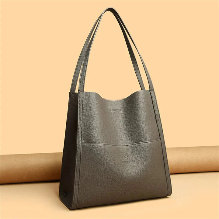 Grijze moderne dames leren schoudertas Mila, trendy echt leren handtas voor dagelijkse elegantie.