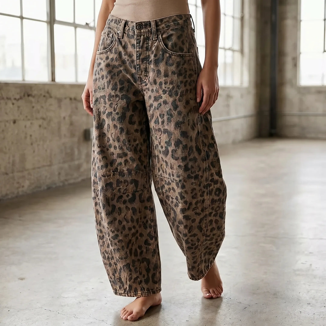 Trendy dames barreljeans met bruine luipaardprint, relaxte pasvorm en enkellengte voor een casual streetwear look.
