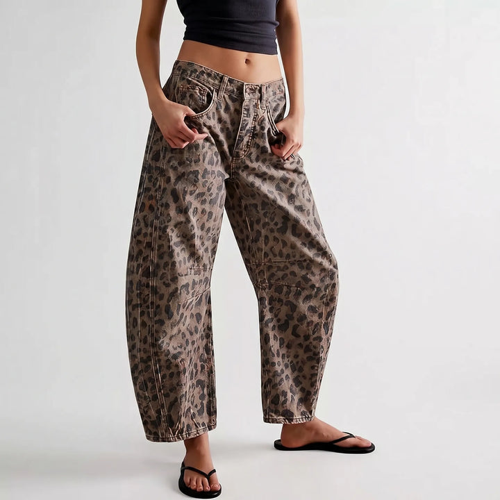 Comfortabele modieuze dames luipaardprint barrel jeans; relaxte pasvorm, bruin, perfect voor casual stijl.
