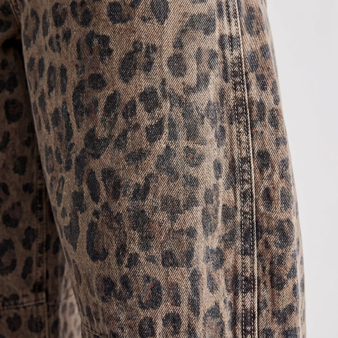 Bruine enkellange dames barrel jeans met opvallende luipaardprint, modieus en ideaal voor streetwear outfits.
