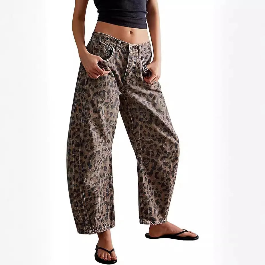 Trendy damesjeans met relaxte barrel pasvorm en stijlvolle luipaardprint; comfortabel, bruin en enkellang.