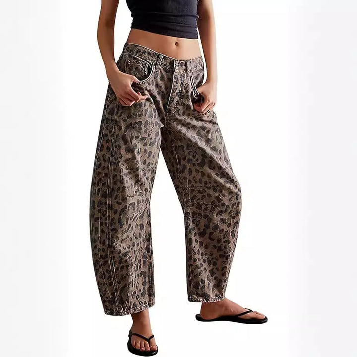 Trendy damesjeans met relaxte barrel pasvorm en stijlvolle luipaardprint; comfortabel, bruin en enkellang.