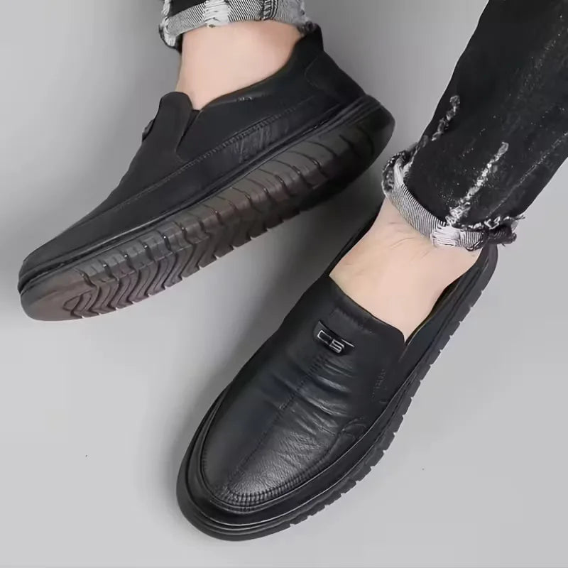 Zwarte heren instapschoenen (slip-on flats) met gesloten hiel, bieden superieur comfort en betrouwbare grip.