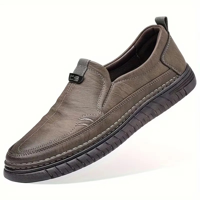 Duurzame heren instap loafers met klassiek ontwerp en nette afwerking, een tijdloze aanvulling op elke garderobe.