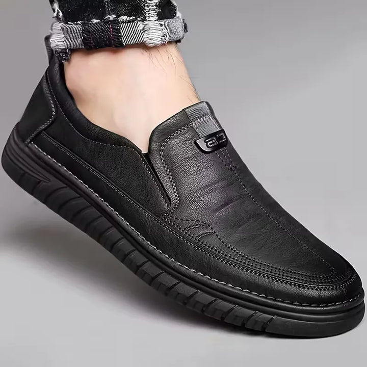 Khaki heren instap loafers met robuuste antislipzool en comfortabele pasvorm, perfect voor dagelijkse voetmode.