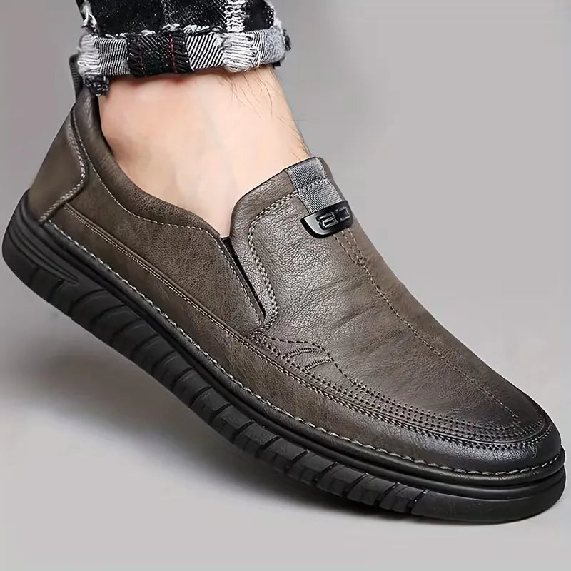 Detail van de stevige antislipzool van heren instapschoenen, ontworpen voor optimale grip en veiligheid.