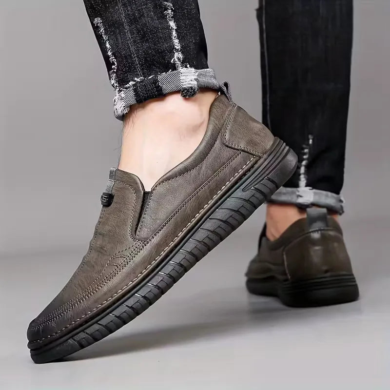Casual heren instapschoenen met eenvoudige slip-on functie, ideaal voor gemak en stijl in zwart of khaki.