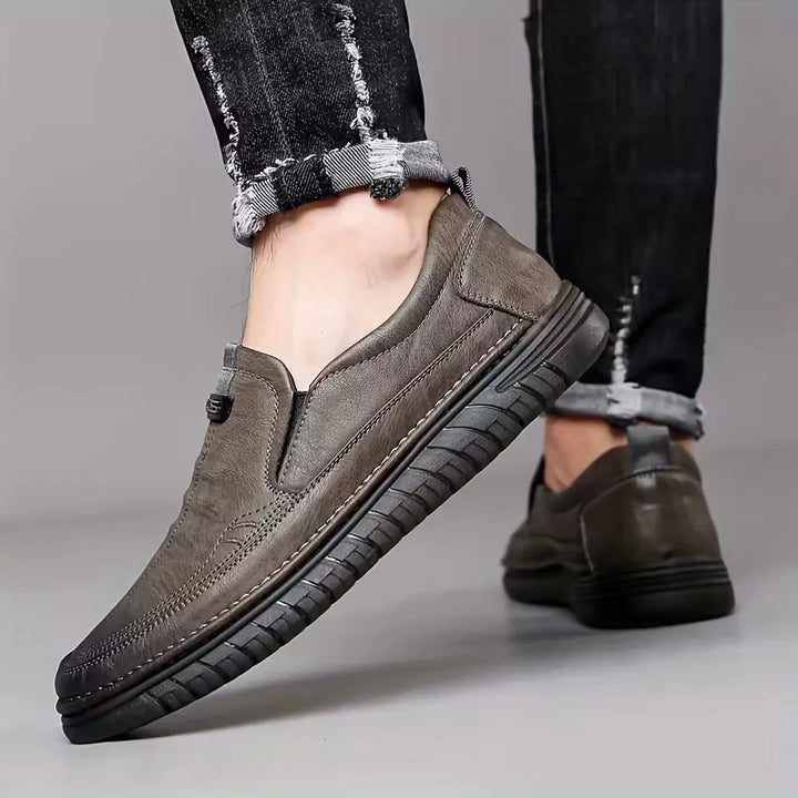 Casual heren instapschoenen met eenvoudige slip-on functie, ideaal voor gemak en stijl in zwart of khaki.