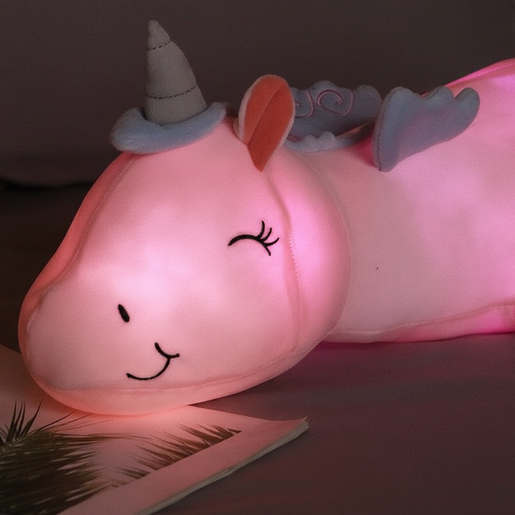 Ideaal cadeau voor kind: pluche Dreamhorn kinderkussen met zacht nachtlampje, perfect voor de kinderkamer.