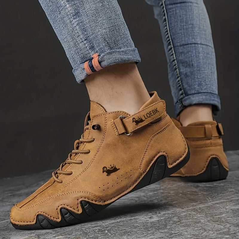Zijzicht op comfortabele heren wandelschoenen met stevige zool en orthopedisch voetbed, ideaal voor outdoor.