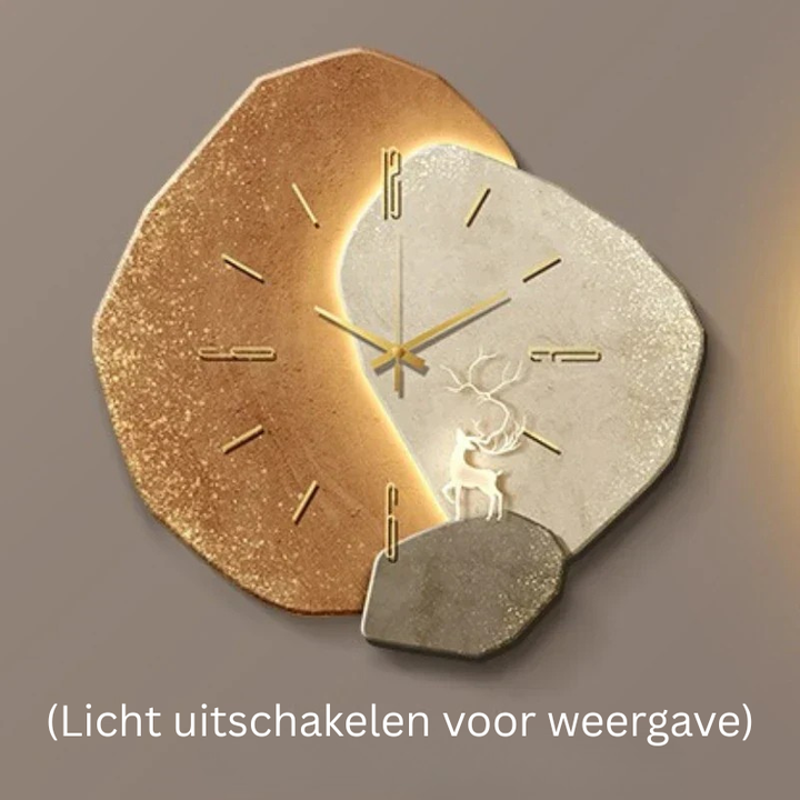 Elegant design wandklok met zachte verlichting. Scandinavische look voor een moderne inrichting.