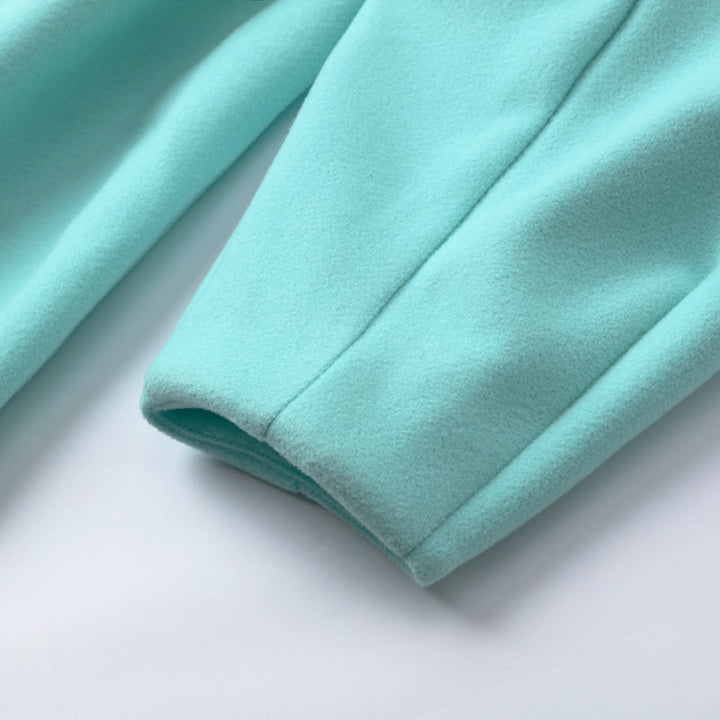 Modieuze lange jas voor dames, warmte en elegantie gecombineerd.